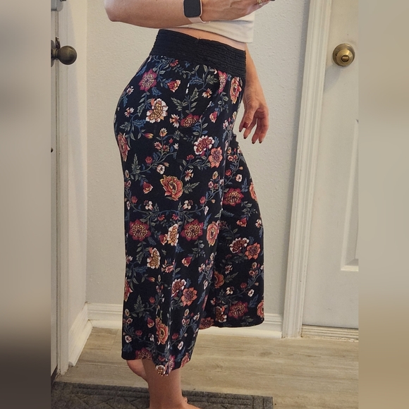 🔥Women's Cropped Black Floral Culottes Gaucho Style Capri Pants Size M - Picture 2 of 6